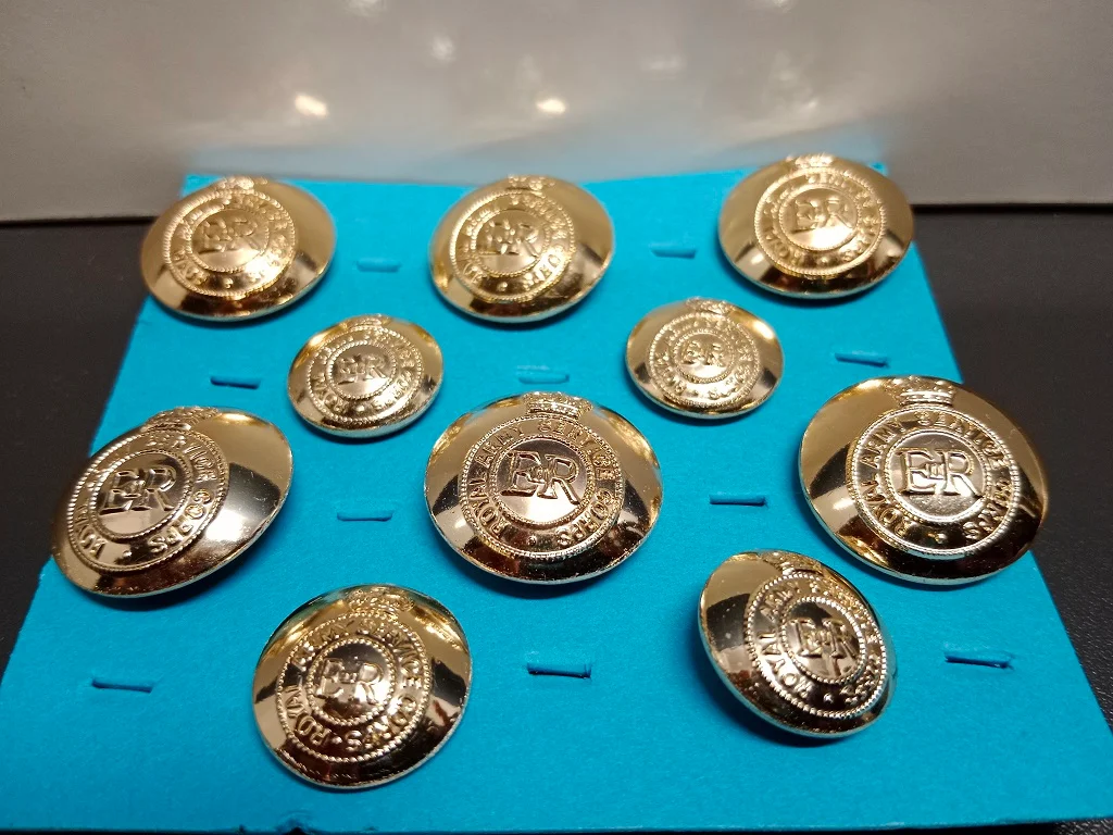 10 Uniform Knöpfe der Königin Elizabeth II mit ER Wappen Vintage von 1954 bis 1965
