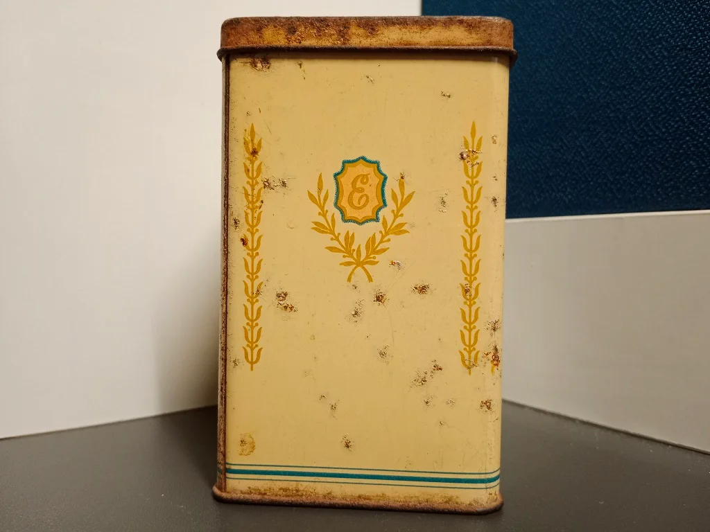 H.R.Queen Elizabeth II Coronation Vintage Tea Tin 1950s 3