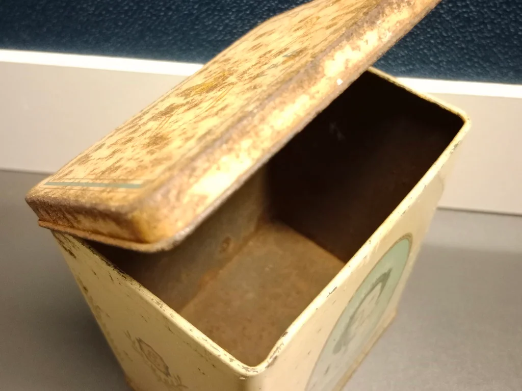 H.R.Queen Elizabeth II Coronation Vintage Tea Tin 1950s 8