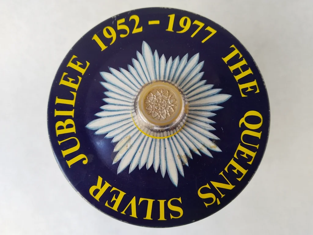 Silbernes Thronjubiläum von Elisabeth II Blechdose aus dem 6