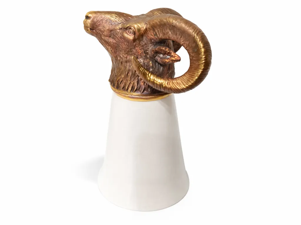 Sturzbecher mit Widderkopf