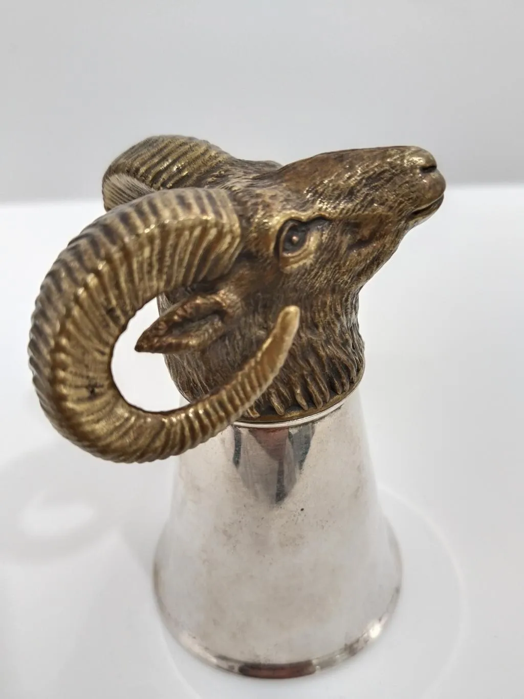 Sturzbecher Silber mit Widderkopf 1