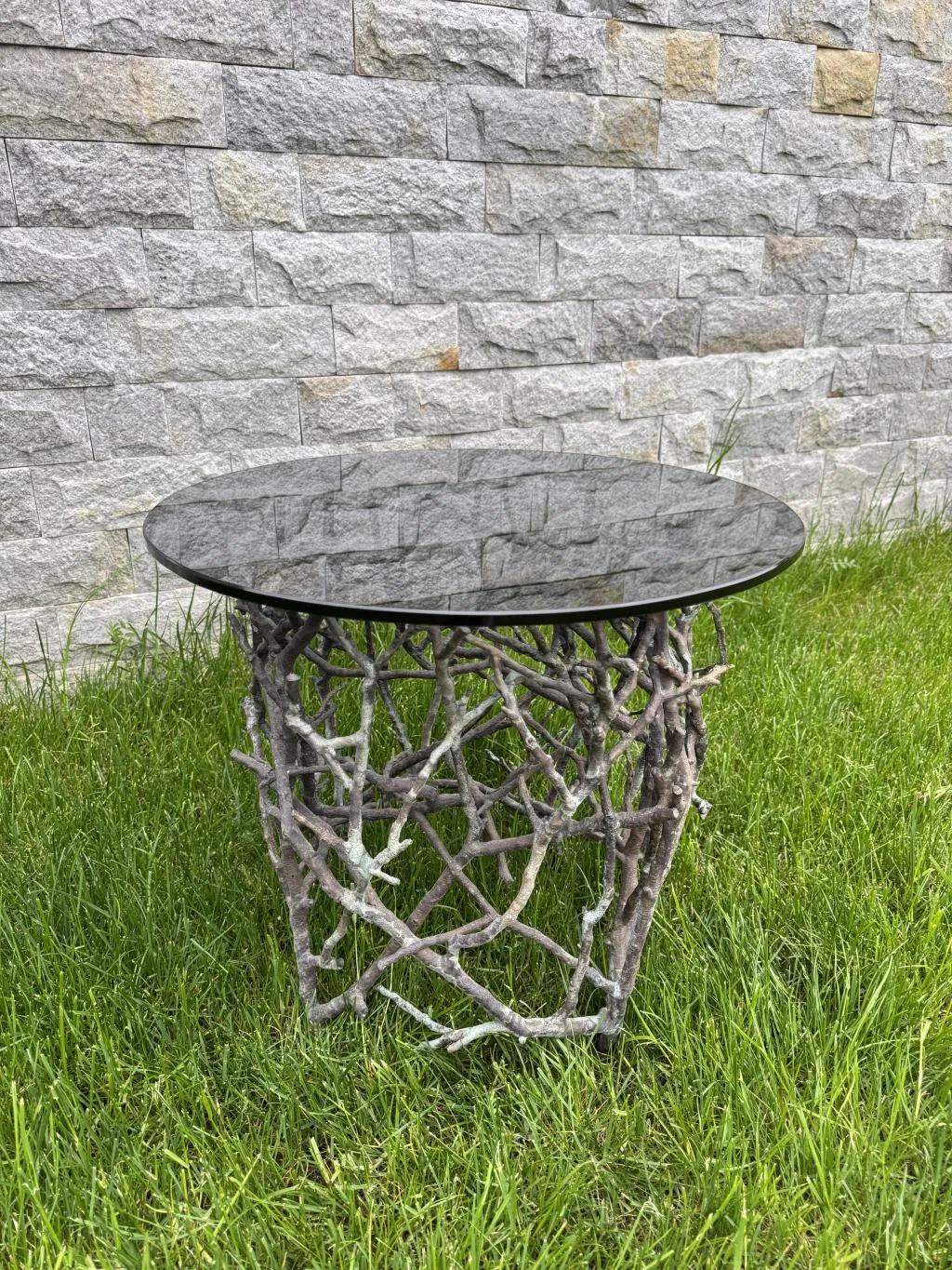 Wetterfester Outdoor Beistelltisch mit Bronze-Zweigdesign 3
