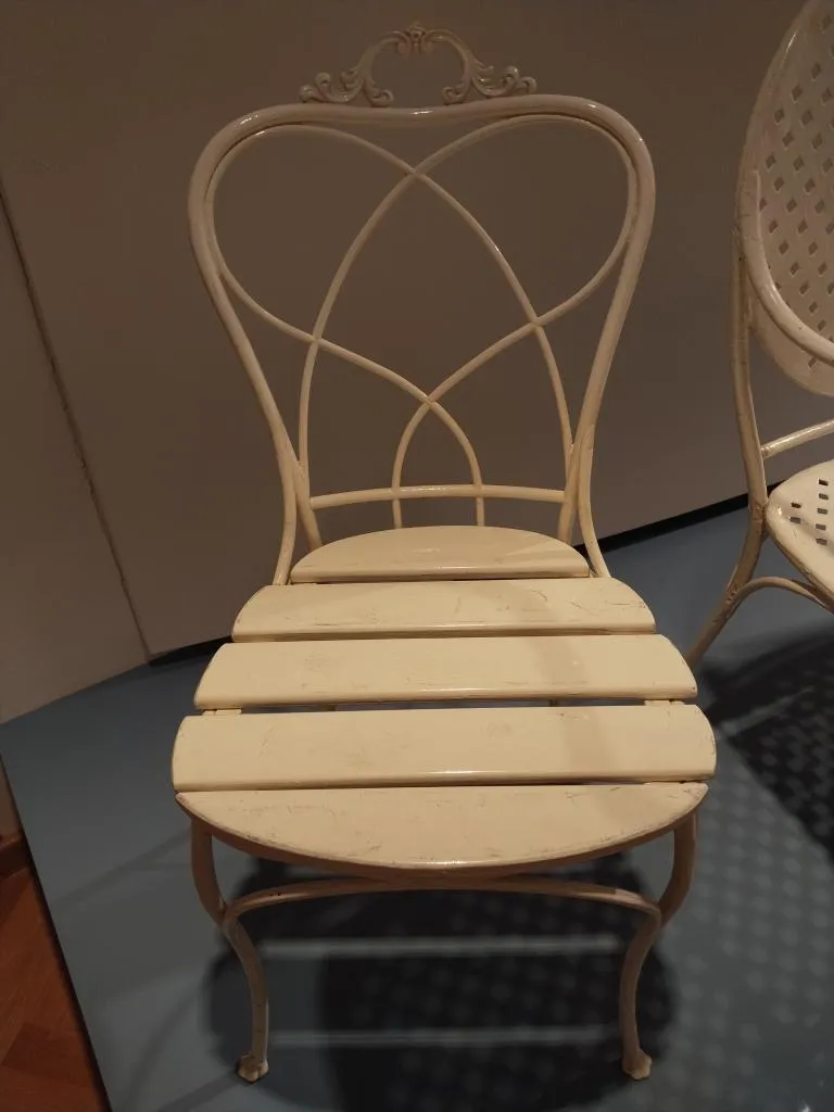 Heller Thonet-Gartenstuhl mit gebogenem Bugholz-Rücken und Latten-Sitzfläche, mit der 1891 eingeführten patentierten Knoten-Konstruktion.