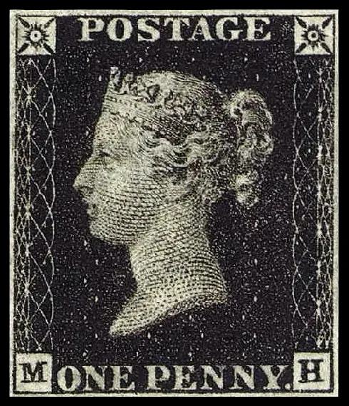 Eine klassische Briefmarke, bekannt als Penny Black. Sie zeigt ein Seitenprofil von Königin Victoria in einem monochromen Schwarz-Weiß-Farbschema. Das Profil der Königin ist nach links gerichtet, und sie trägt eine Krone auf dem Kopf. Der Hintergrund der Briefmarke ist schwarz mit komplexen, filigranen Mustern. Oben steht das Wort 'POSTAGE' und unten ist die Wertangabe 'ONE PENNY' eingraviert. In den unteren Ecken befinden sich die Buchstaben 'M' und 'H'.