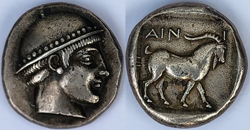 Antike griechische Tetradrachme aus Silber aus Ainos in Thrakien, mit Kopf des Hermes nach rechts im Petasos auf der Vorderseite und einer nach rechts stehenden Ziege mit der Legende AINI auf der Rückseite.