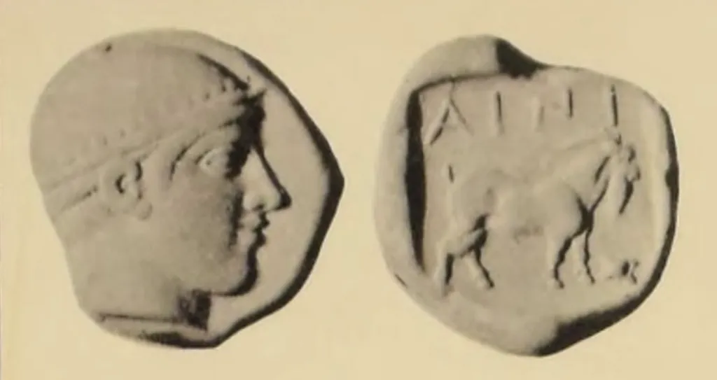 Antike griechische Tetradrachme aus Silber aus Ainos in Thrakien, geprägt ca. 471/470–469/468 v. Chr., mit Kopf des Hermes nach rechts im Petasos auf der Vorderseite und Ziege nach rechts mit der Legende AINI und Astragalos auf der Rückseite.