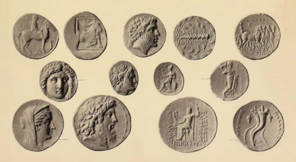 Montage antiker griechischer Silber-AR-Didrachmen mit Avers- und Reversdarstellungen, darunter Porträts, Pferde- und Wagenmotive, sitzende Figuren und griechische Inschriften.