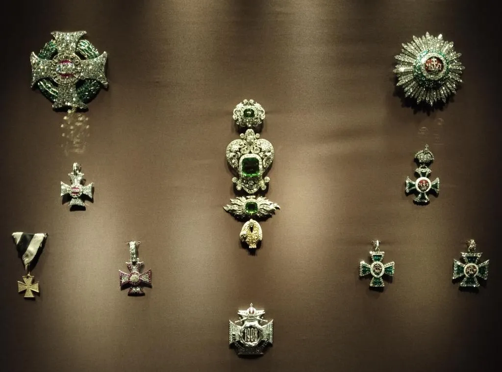 Hofschmuck des 19. Jahrhunderts aus der Habsburgerzeit, darunter juwelenbesetzte Orden und Kreuze, in einer Museumsvitrine ausgestellt.
