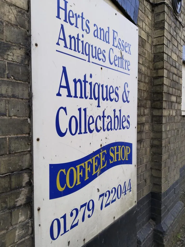 Sign at The Herts & Essex Antiques Centre highlighting in-house coffee shop.