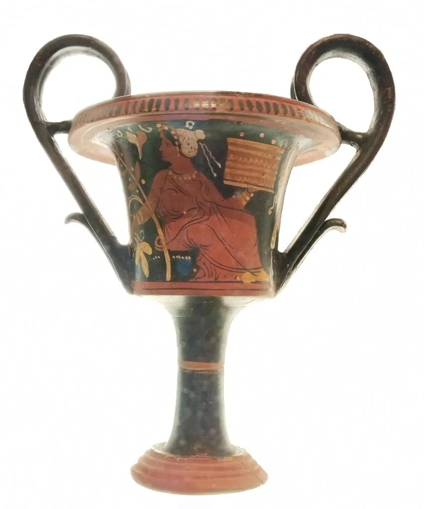 Apulischer rotfiguriger Kantharos um 320 v. Chr. mit Darstellung eines sitzenden Jünglings und hochgezogenen Henkeln.