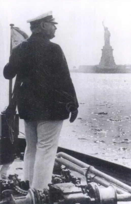 Aronson posierte am Bug seiner Yacht, während das Schiff langsam an der Freiheitsstatue vorbeifuhr.