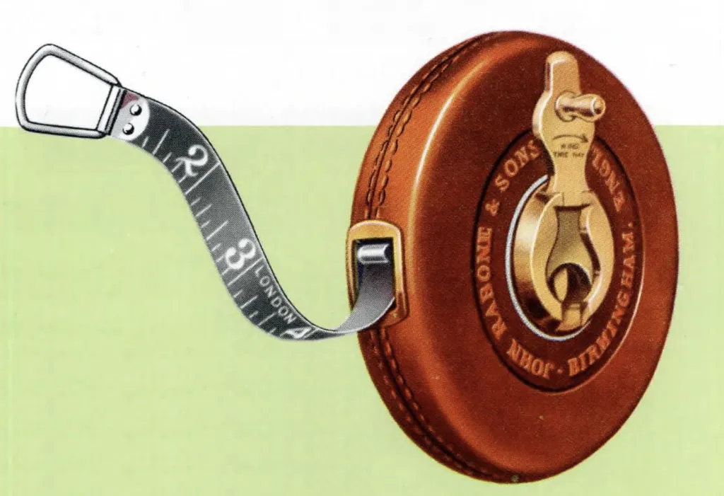 Nahaufnahme eines Vintage-Rabone-Maßbands aus schwarz geätztem Stahl in einem runden braunen Ledergehäuse mit Messingkurbel, mit schwarzem Band und weißen geätzten Zollmarkierungen.