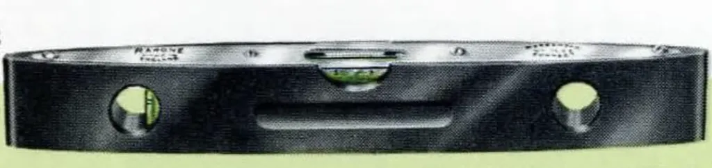 Abbildung der Wasserwaage Nr. 1623 von John Rabone & Sons, in Kanubauform aus Bakelit gefertigt, mit einem Lotrohr und einem waagerechten Libellenrohr.