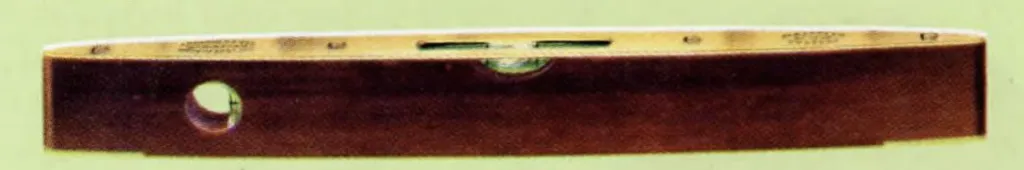 Abbildung der kanuförmigen Wasserwaagen von John Rabone & Sons. Nr. 1625 aus Rosenholz und Nr. 1626 aus Walnussholz. Beide Modelle besitzen eine Messing-Oberplatte, eine verstärkte Unterkante sowie ein waagerechtes Libellenrohr und ein senkrechtes Lotrohr. Verfügbar in den Größen 6, 8, 9, 10 und 12 Zoll.