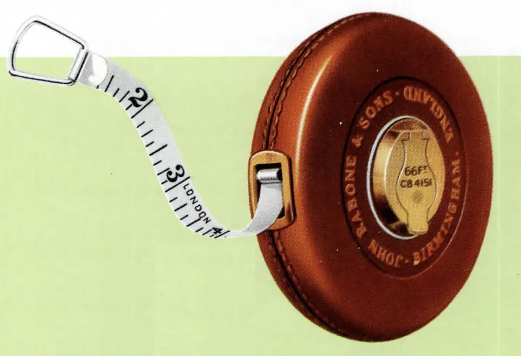 Nahaufnahme eines Vintage-Rabone-Maßbands Chrome Bond Steel in braunem Ledergehäuse mit Messingkurbel, mit weißem Band und schwarzen Markierungen.