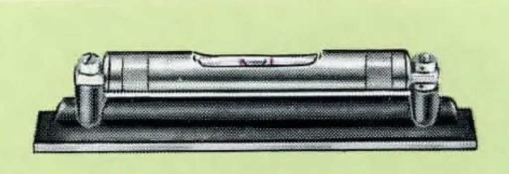 Schwarz-weiß Abbildung einer eisernen Ingenieurs-Wasserwaage von John Rabone & Sons (Nr. 1381) mit vernickeltem drehbarem Röhrenschutz, montiert auf einer genuteten Eisenbasis. Angeboten in 4, 6 und 8 Zoll.