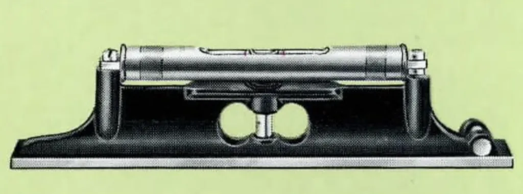 Schwarz-weiße Abbildung einer Eisenwasserwaage von John Rabone & Sons. Modell Nr. 1382, 12 Zoll lang, mit verstellbarem Lotrohr und Querlibelle. Das größere Modell Nr. 1385 misst 18 Zoll und verfügt über zwei verstellbare Lotrohre.