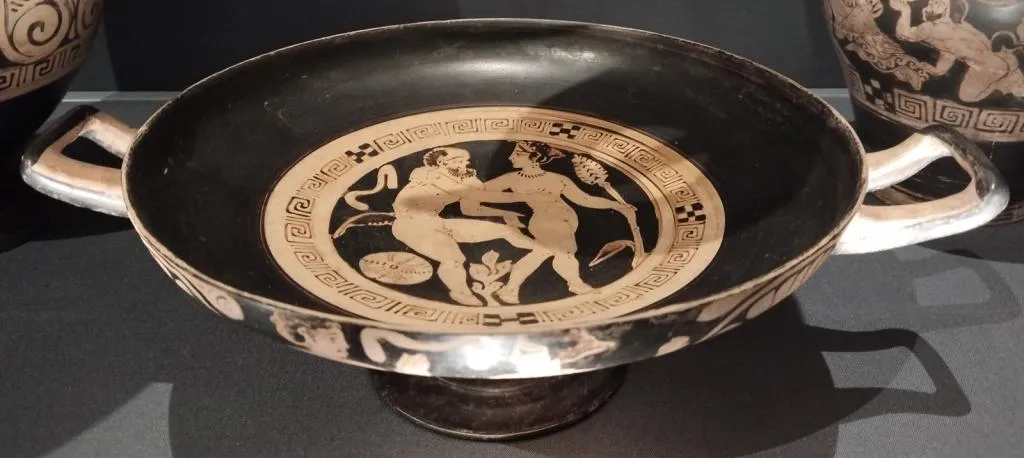 Etruskische Kylix mit zwei Henkeln, im Tondo ein Silen, der eine Maenade mit Thyrsos umarmt. Hergestellt in Caere (Italien), 4. Jahrhundert v. Chr.