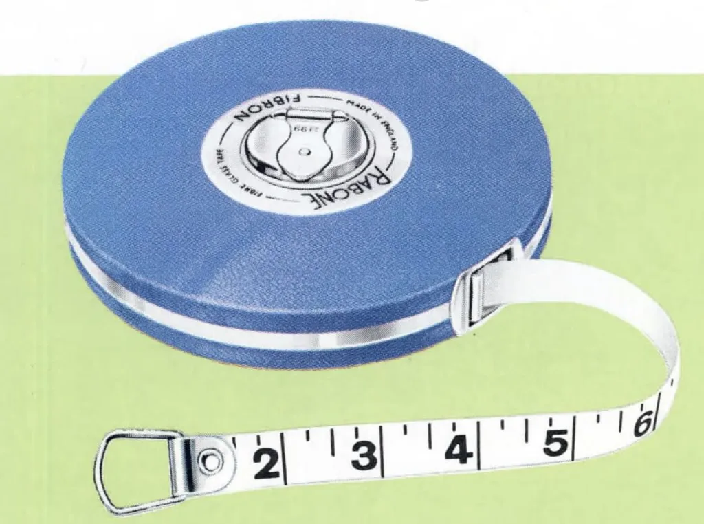 Nahaufnahme eines blauen Rabone-Fibron-Maßbands mit ausgezogenem weißem Glasfaserband, schwarzen Zollmarkierungen und Metallöse am Bandende.