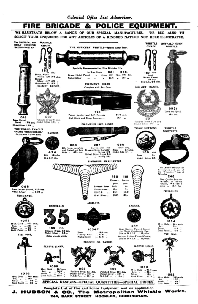 Eine historische Werbeanzeige aus dem Jahr 1924 für Feuerwehr- und Polizeiausrüstung von J. Hudson & Co., The Metropolitan Whistle Works, Birmingham. Der Katalog präsentiert eine Vielzahl von wichtigen Ausrüstungsgegenständen, darunter Trillerpfeifen, Abzeichen, Feuerwehrgurte, Epauletten und Uniformknöpfe. J. Hudson & Co. war bekannt für seine präzisionsgefertigten Pfeifen und lieferte hochwertige Ausrüstung für Rettungsdienste.