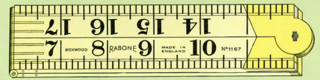 Nahaufnahme eines Rabone-Klappmaßstabs Nr. 1167 „Blindman’s Rule“ aus Buchsbaum mit großen schwarzen Ziffern, Messing-V-Gelenk und der Prägung Made in England.