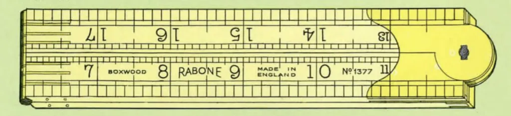 Nahaufnahme eines Vintage-Rabone-Klappmaßstabs Nr. 1377 aus Buchsbaum mit Messing-Bogengelenk, schwarzer Zollskala und der Prägung Made in England.