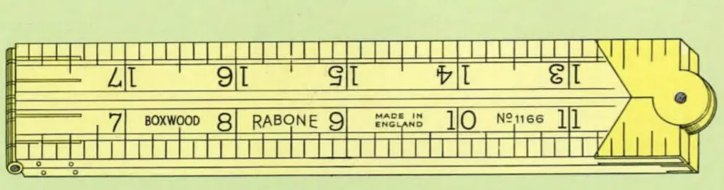 Nahaufnahme eines Vintage-Rabone-Klappmaßstabs Nr. 1166 aus Buchsbaumholz mit Messingscharnier, schwarzer Zollskala und der Prägung Made in England.