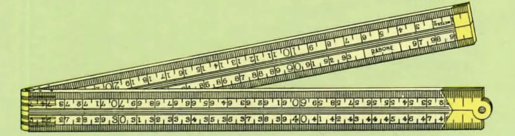 Nahaufnahme eines Vintage-Rabone-Klappmaßstabs Nr. 2078 aus Buchsbaum mit Messing-V-Gelenk, mit Doppelskalen in Millimetern und Zoll in Achtelunterteilungen.