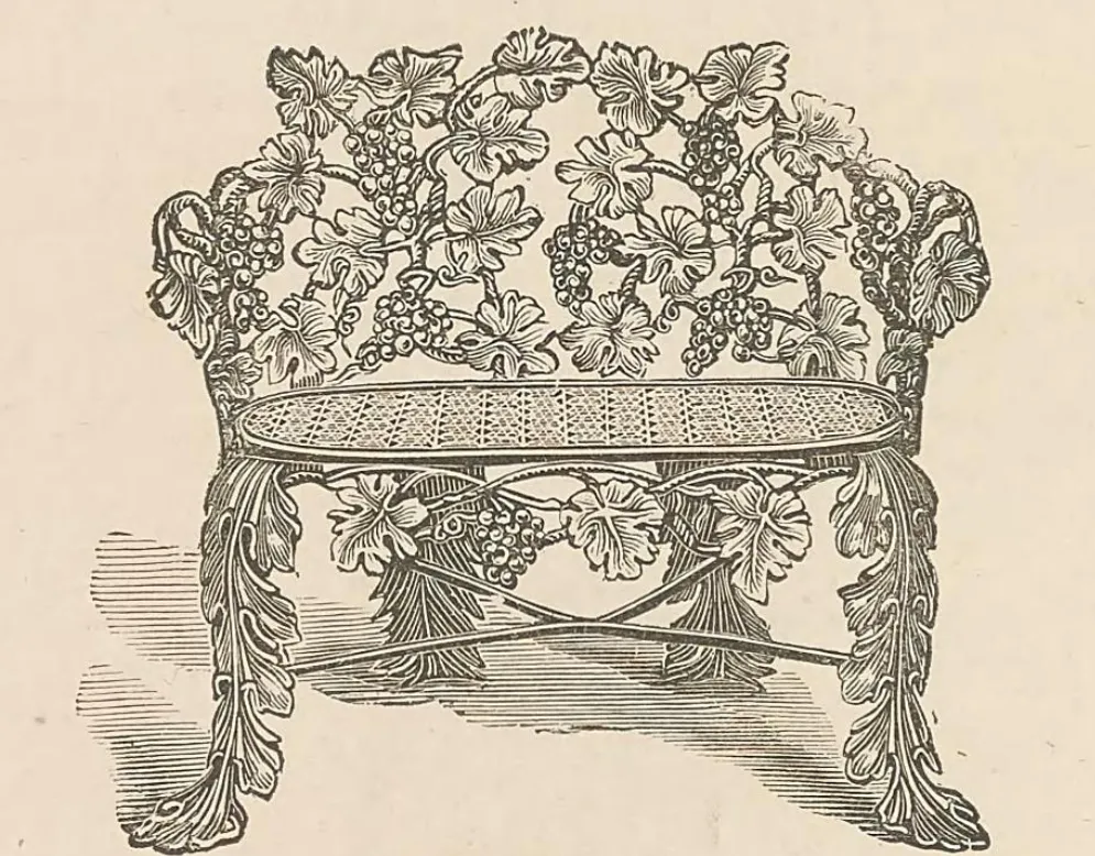 Antike Illustration einer dekorativen Gartenbank aus Gusseisen mit filigraner Rückenlehne aus Weinreben, Blättern und Trauben sowie kunstvoll gestalteten Beinen im viktorianischen Design.