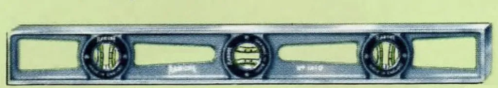 Abbildung der John Rabone Aluminium-Druckguss-Wasserwaage Nr. 1410. Massives, verstellbares Modell, 2 5/8 Zoll hoch und 1 1/8 Zoll breit, erhältlich in 24, 30, 36 und 48 Zoll, ausgestattet mit zwei Paar Senkloten und einem Paar Libellenröhren.