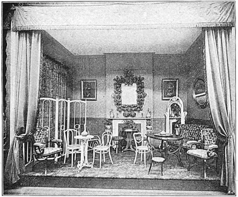 Schwarz-weiß Fotografie eines Ausstellungsraums mit Bugholzstühlen, Tischen und Möbeln der Gebrüder Thonet, präsentiert mit Vorhängen, Kamin und dekorativen Spiegeln auf einer Weltausstellung.