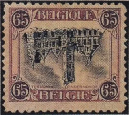 Ein Bild der invertierten Dendermonde-Briefmarke aus Belgien. Die Briefmarke hat eine rechteckige Form mit einem verzierten Rand, der die Wertangabe „65“ in den Ecken zeigt. Oben ist das Wort „BELGIQUE“ eingraviert und unten „BELGIE“. Das zentrale Bild, das auf dem Kopf stehend gedruckt ist, zeigt eine detaillierte Ansicht der Stadt Dendermonde mit kunstvollen architektonischen Elementen. Die Briefmarke weist eine gedämpfte Farbpalette in Brauntönen und Violett auf und zeigt Alters- und Abnutzungserscheinungen.