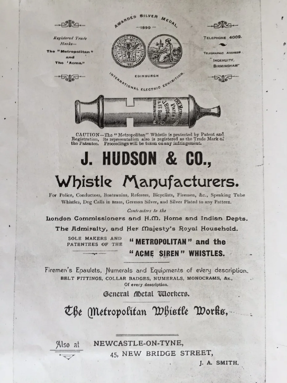 Vintage-Werbung für J. Hudson & Co., renommierte Pfeifenhersteller, mit ihrer berühmten Metropolitan - und Acme Siren-Pfeife. Die Anzeige hebt ihre Verwendung bei der Polizei, in der Schifffahrt und anderen professionellen Bereichen hervor und erwähnt offizielle Verträge mit der britischen Admiralität und dem Königshaus. Um 1900.