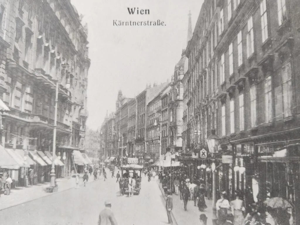 A 1912 view of Kärntnerstraße 21, illustrating the vibrant commercial life of the area where Milkovits & Comp. was operating.