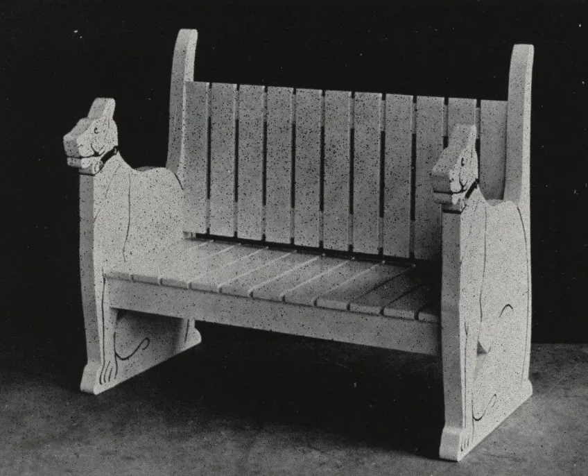 Antike Illustration einer Kinder-Holzbank mit senkrechter Lattenlehne, Latten­sitz und kunstvoll gestalteten Seitenteilen in Form von Katzen.
