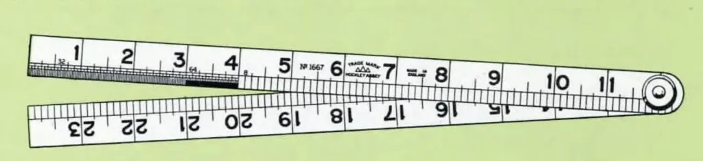 Klappmaß Nr. 1667 von John Rabone & Sons, 2 Fuß lang, zweiteilig. Aus Karbonstahl, ¾ Zoll breit und 0,03 Zoll stark. Mit Federstopp-Gelenk, Markierungen in 1/8, 1/16, 1/32 und 1/64 Zoll.