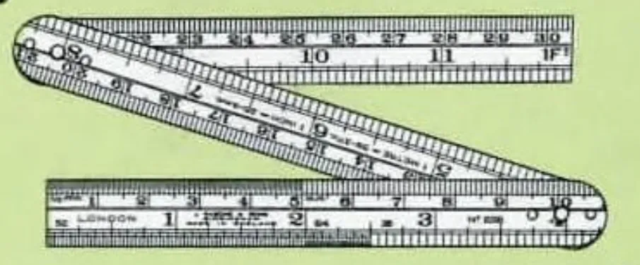Nahaufnahme von John Rabone & Sons maschinenteilenden Klappstahlmaßen, Modelle Nr. 226 und 235, mit Doppelmarkierungen in Zoll und Millimetern. Maße: ½ Zoll breit × 0,02 Zoll dick. Mit Federstoppgelenken ausgestattet.