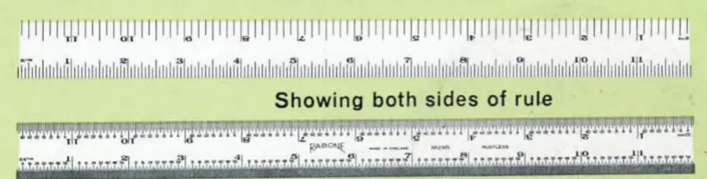 Nahaufnahme des Rabone Nr. 29 Stahlmaßes, das beide Seiten mit präzisen maschinellen Teilungen zeigt. Auf vier Kanten markiert mit Einteilungen in Achteln, Sechzehnteln, Zweiunddreißigsteln und Vierundsechzigsteln.