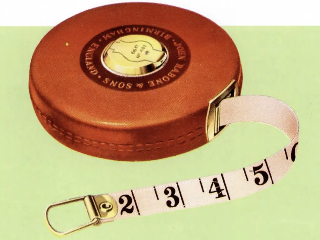 Nahaufnahme eines Vintage-Rabone-Metallmaßbands in rundem braunem Ledergehäuse mit Messingdetails, mit weißem Band und großen schwarzen Zollzahlen.