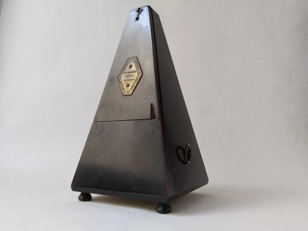 Early 1900s Metronome Selon Maelzel with a rosewood case and brass mechanism, a preferred choice for musicians, valued at €96 despite minor wear.