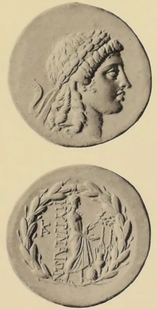 Antike griechische Tetradrachme aus Silber aus Myrina in Aiolis, mit lorbeerbekränztem Kopf des Apollo nach rechts auf der Vorderseite und Apollo Gryneios nach rechts stehend mit Phiale, Zweig, Omphalos, Amphore, Monogramm und Lorbeerkranz auf der Rückseite.