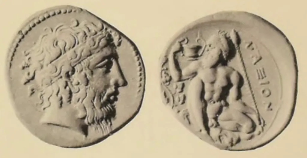 Antike griechische Tetradrachme aus Silber aus Naxos auf Sizilien, mit Kopf des Dionysos nach rechts in einer efeugeschmückten Binde auf der Vorderseite und sitzendem Silenos mit Kantharos, Thyrsos und Efeupflanze auf der Rückseite.