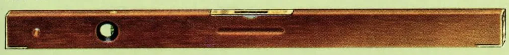 Eine klassische hölzerne Wasserwaage für Maurer, in nicht verstellbarer Ausführung mit messingverstärkten Enden. Erhältlich in den Längen 24 bis 48 Zoll, Modell Nr. 77 (ein Lot, eine Libelle) und Modell Nr. 78 (zwei Lote, eine Libelle).
