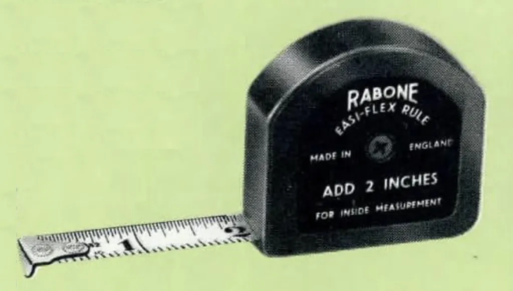 Schwarzes D-förmiges Rabone „EASIFLEX“ Taschenmaß, Nr. 363, mit 6-Fuß- und 2-Meter-Band. Enthält ein ½ Zoll breites weißes Band, ein widerstandsfähiges Kunststoffgehäuse und eine automatische 2-Zoll-Zugabe für Innenmessungen. Mit Teilungen in Zoll (1/8, 1/16, 1/32) und metrischen Einheiten.