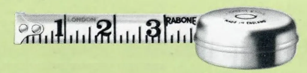 Abbildung des Rabone Taschenmaßes SPRING Nr. 350. Rundes verchromtes Gehäuse mit 2 Zoll Durchmesser, aus dem ein ⅝ Zoll breites weißes Maßband herausragt, mit deutlich schwarzen Zollmarkierungen. Erhältlich in 6 Fuß und 2 Meter Ausführungen.