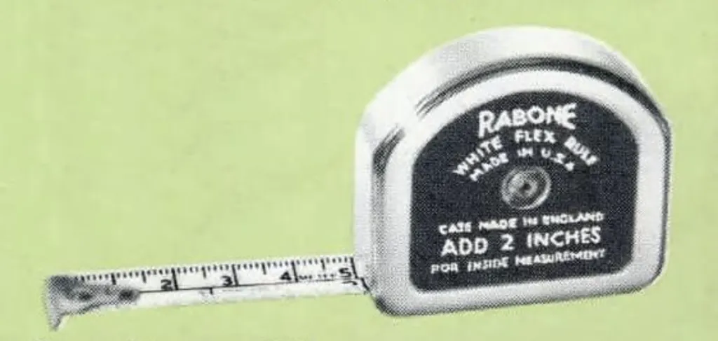 Rabone White Flex Taschenmaß Nr. P.3405, 2 Meter Länge mit ½-Zoll breiter weißer Klinge und kontrastreichen schwarzen Zahlen, untergebracht in einem 2-Zoll breiten D-förmigen Gehäuse. Markierungen in 1/16, 1/32 Zoll und Millimetern.