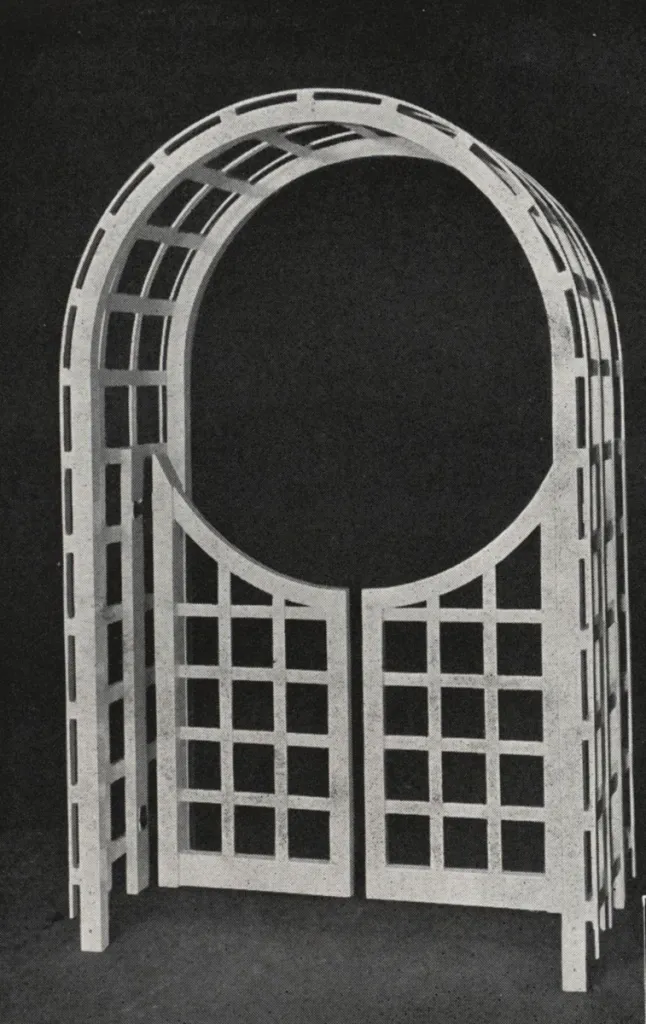 Schwarzweißes Katalogfoto eines hölzernen Rosenbogen (Moon Gates) mit rundem Durchgang, seitlichen Rankgittern und niedrigem Doppeltor.