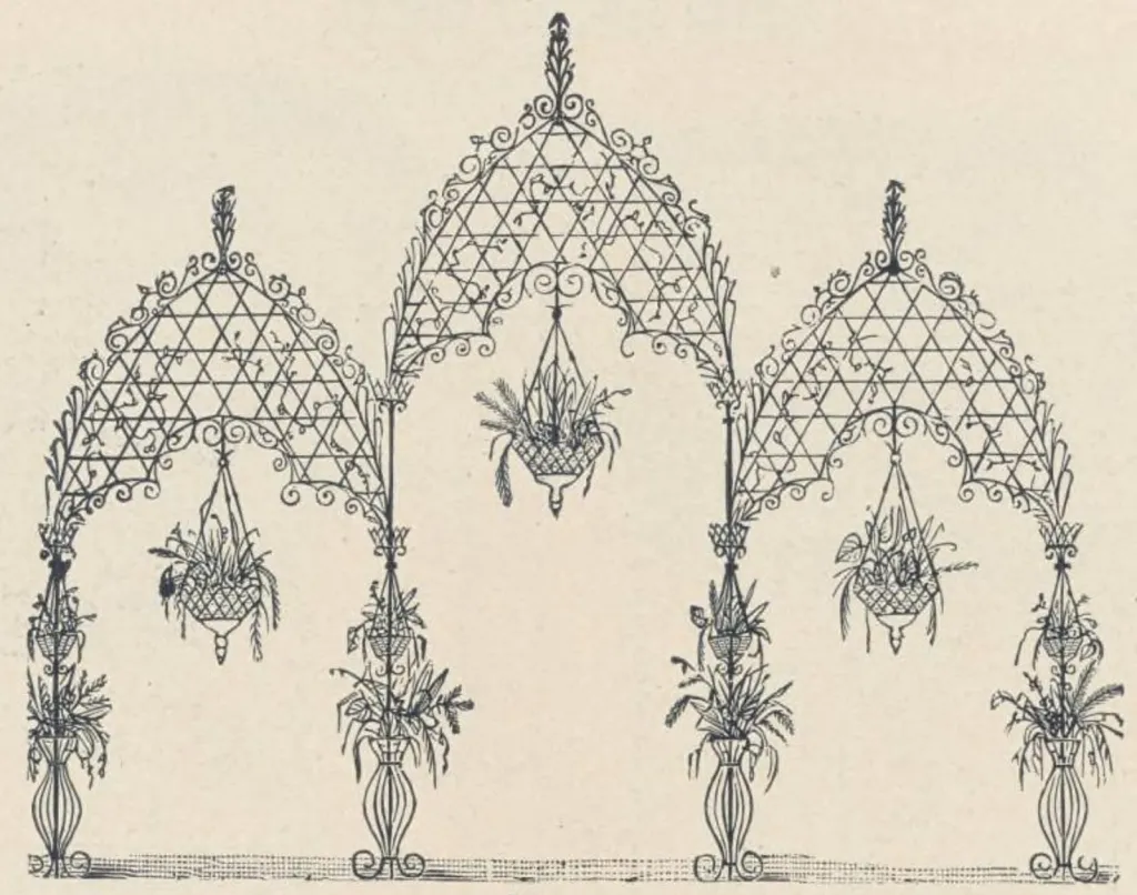 Verzierte Rosenbögen aus Schmiedeeisen mit Rankgitter, geschwungenen Details und hängenden Pflanzkörben, von Barbee Wire and Iron Works.