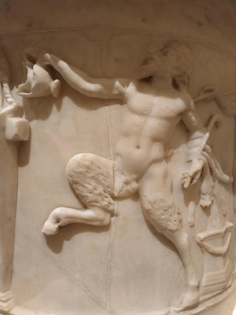 Relief eines Satyrs mit einem Kantharos in der rechten Hand, Teil eines großen antiken Marmorgefäßes. Ausgestellt im Kunsthistorischen Museum, Wien.